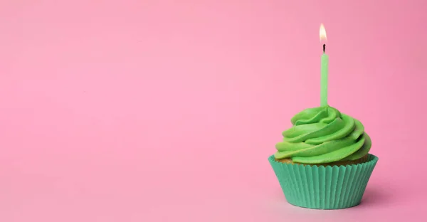 Délicieux Cupcake Anniversaire Avec Crème Verte Bougie Brûlante Sur Fond — Photo