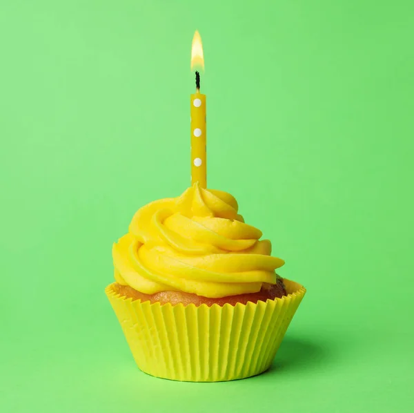 Delicioso Cupcake Cumpleaños Con Crema Amarilla Vela Encendida Sobre Fondo — Foto de Stock