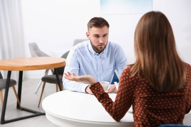 Kafede kavga eden bir çift. İlişki sorunları