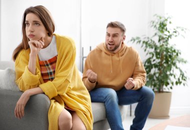 Evde kavga eden bir çift. İlişki sorunları