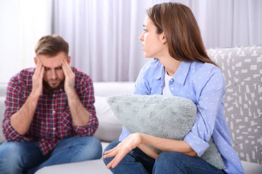 Evde kavga eden bir çift. İlişki sorunları