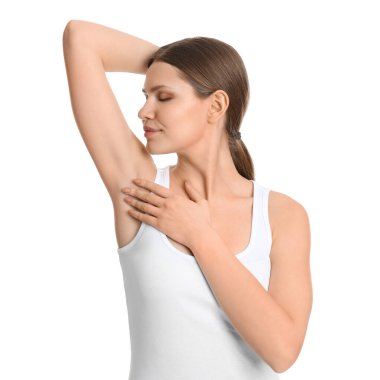 Genç ve güzel bir kadın, beyaz arka planda pürüzsüz, temiz bir ciltle koltukaltı gösteriyor.