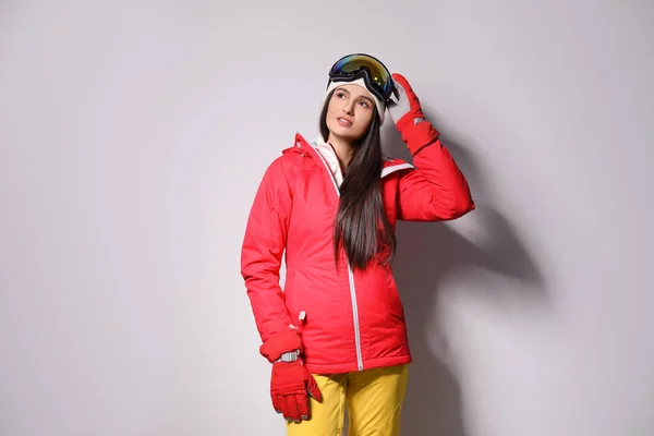 Женщина Стильной Зимней Спортивной Одежде Светло Сером Фоне — стоковое фото