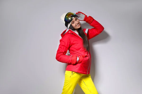 Женщина Стильной Зимней Спортивной Одежде Светло Сером Фоне — стоковое фото