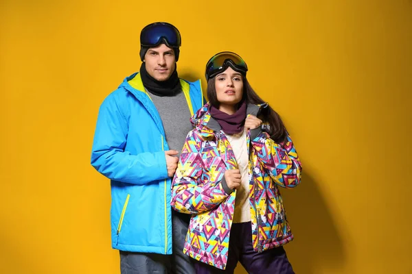 Paar Stijlvolle Wintersportkleding Gele Achtergrond — Stockfoto