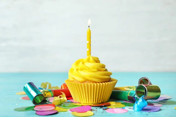 Delicioso Cupcake Cumpleaños Con Crema Vela Encendida Sobre Fondo Madera —  Fotos de Stock