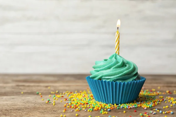 Delicioso Cupcake Cumpleaños Con Crema Vela Encendida Mesa Madera Espacio —  Fotos de Stock