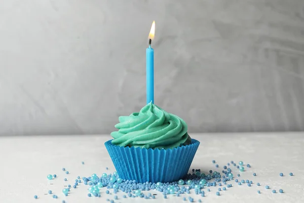 Delicioso Cupcake Cumpleaños Con Crema Vela Encendida Mesa —  Fotos de Stock