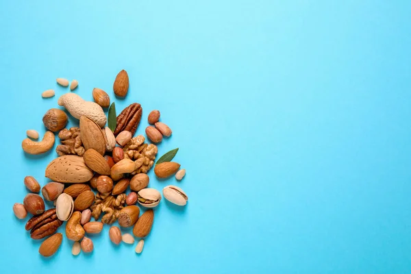 Diferentes Deliciosas Nueces Sobre Fondo Azul Claro Planas Espacio Para — Foto de Stock