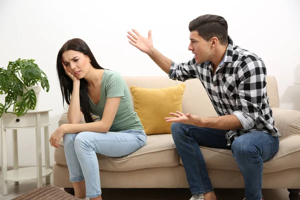 Casal Tendo Briga Casa Problemas Relacionamento — Fotografia de Stock