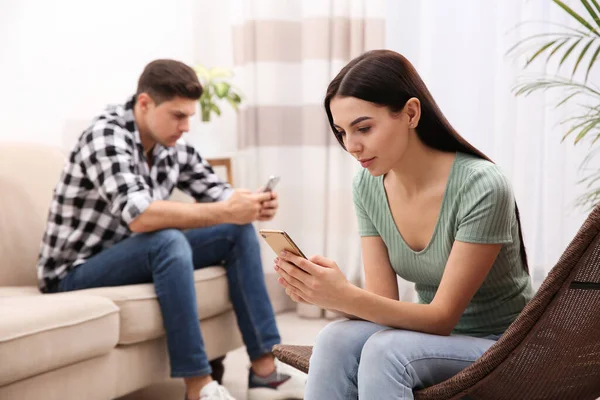 夫婦は自宅でお互いを無視してスマートフォンに中毒 関係の問題 — ストック写真