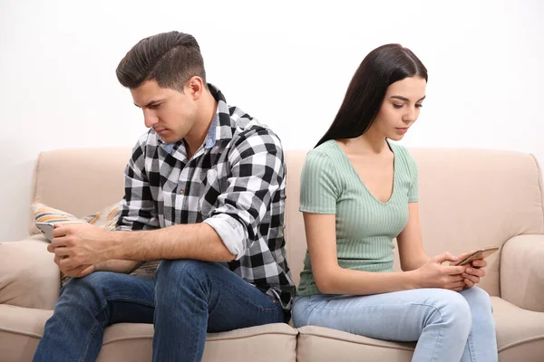 Pareja Adicta Los Teléfonos Inteligentes Ignorándose Casa Problemas Relación — Foto de Stock