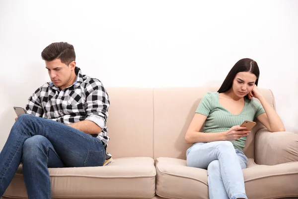 Paar Das Süchtig Nach Smartphones Ist Ignoriert Einander Hause Beziehungsprobleme — Stockfoto