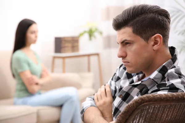 Homem Infeliz Após Briga Com Sua Namorada Dentro Casa Problemas — Fotografia de Stock
