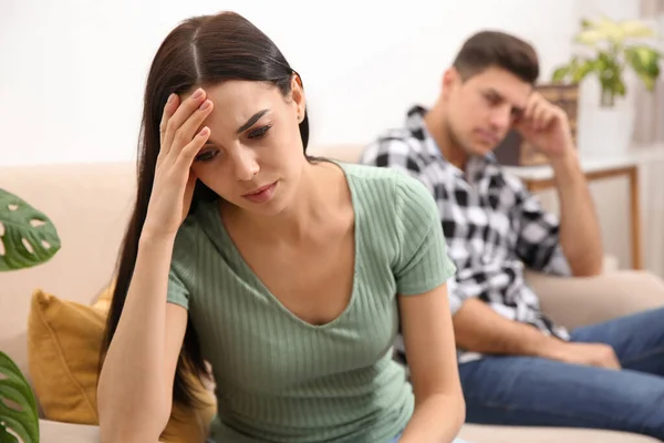 Evde Erkek Arkadaşıyla Kavga Eden Mutsuz Bir Kadın Lişki Sorunları — Stok fotoğraf