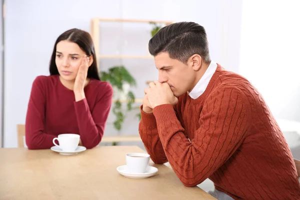 Coppia Con Problemi Relazione Tavola Nel Caffè — Foto Stock