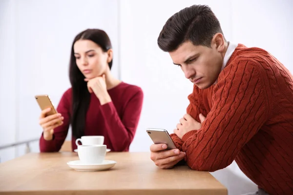 Casal Viciado Smartphones Ignorando Uns Aos Outros Café Problemas Relacionamento — Fotografia de Stock