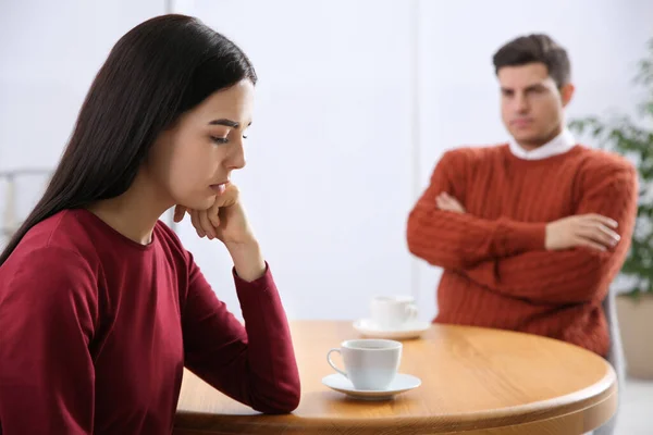 Kafede Erkek Arkadaşıyla Kavga Eden Mutsuz Bir Kadın Lişki Sorunları — Stok fotoğraf