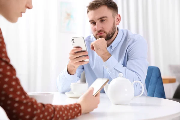 Casal Viciado Smartphones Ignorando Uns Aos Outros Café Problemas Relacionamento — Fotografia de Stock