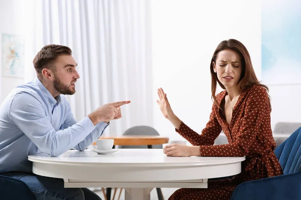 Een Paar Ruzies Het Café Relatieproblemen — Stockfoto