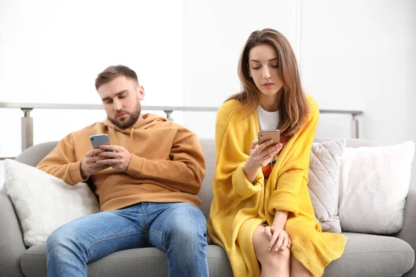 Pareja Adicta Los Teléfonos Inteligentes Ignorándose Casa Problemas Relación — Foto de Stock