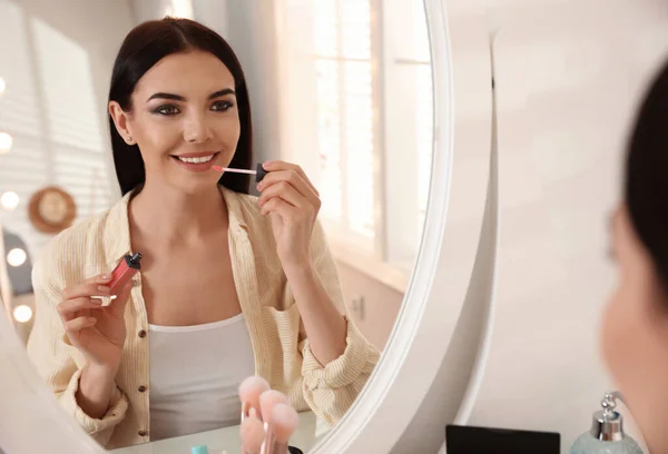 Hermosa Joven Aplicación Maquillaje Cerca Del Espejo Interior — Foto de Stock