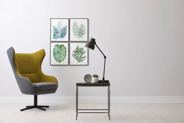 Stijlvol Interieur Met Comfortabele Fauteuil Schilderijen Van Tropische Bladeren Ruimte — Stockfoto