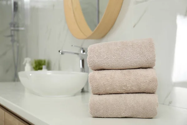 Stapel Sauberer Handtücher Auf Der Arbeitsplatte Badezimmer Raum Für Text — Stockfoto