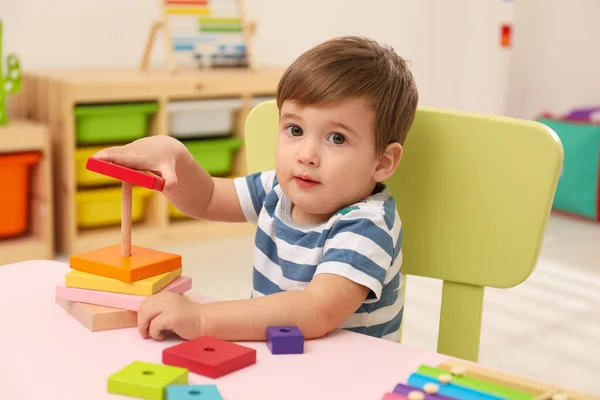 Bambino Piccolo Che Gioca Con Piramide Giocattolo Tavola — Foto Stock