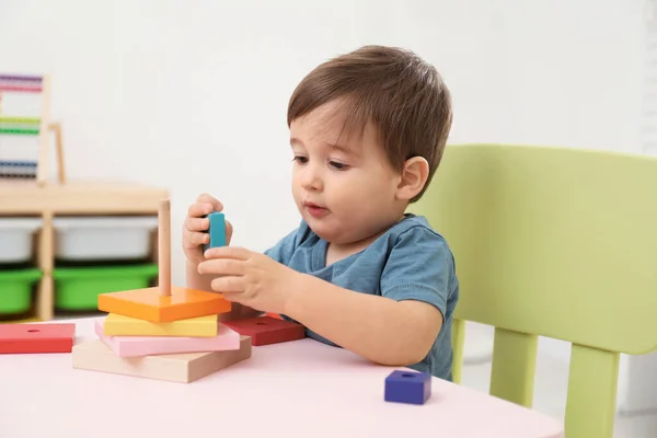 Ett Litet Barn Leker Med Leksakspyramiden Vid Bordet — Stockfoto