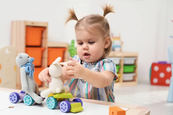 Kleines Mädchen Spielt Mit Spielzeug Tisch — Stockfoto