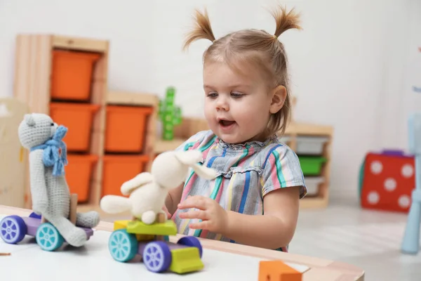 Bambina Che Gioca Con Giocattoli Tavola — Foto Stock