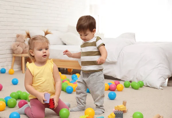 Aranyos Kisgyerekek Játszanak Játékokkal Otthon Padlón — Stock Fotó