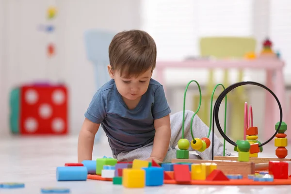 Carino Bambino Che Gioca Con Labirinto Perline Sul Pavimento Casa — Foto Stock