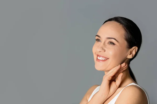 Retrato Una Hermosa Mujer Madura Sobre Fondo Gris Espacio Para — Foto de Stock