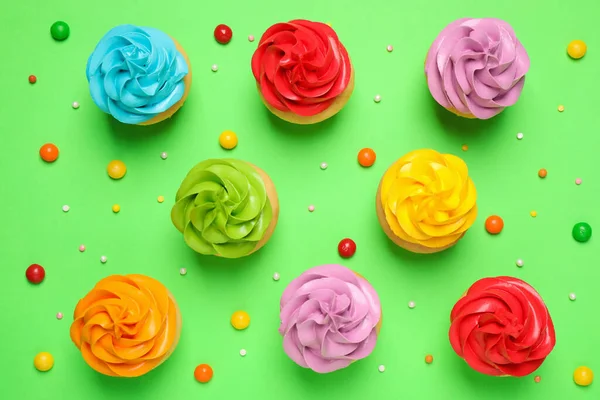 Colorido Aniversário Cupcakes Fundo Verde Flat Lay — Fotografia de Stock
