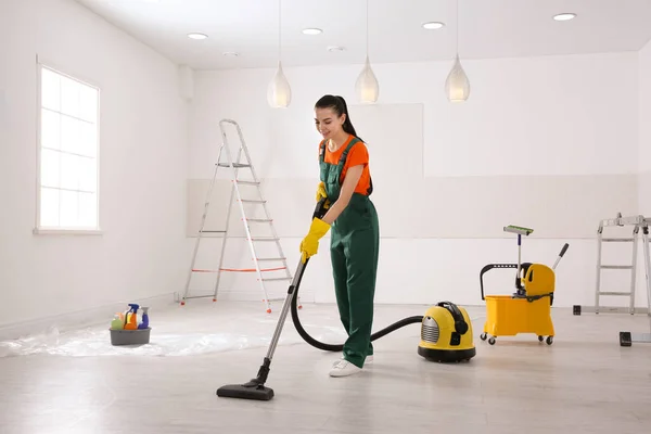 Petugas Kebersihan Profesional Membersihkan Ruangan Dengan Vakum Setelah Renovasi — Stok Foto