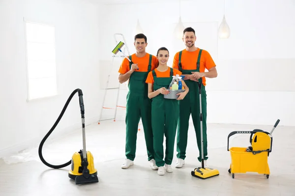 Tim Pembersih Profesional Dengan Peralatan Pembersih Dalam Ruangan — Stok Foto