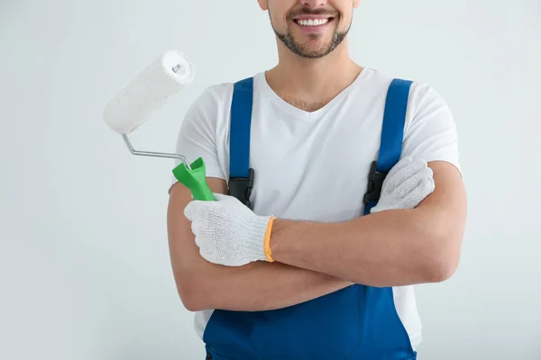 Man Met Verfroller Lege Kamer Close — Stockfoto