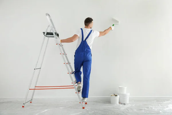 Άντρας Ζωγραφίζει Τοίχο Λευκή Βαφή Εσωτερικούς Χώρους Πίσω Όψη — Φωτογραφία Αρχείου