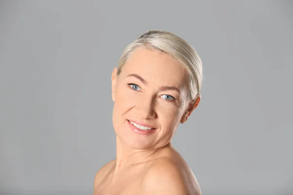Portrait Beautiful Matre Woman Grey Background — Stok Foto