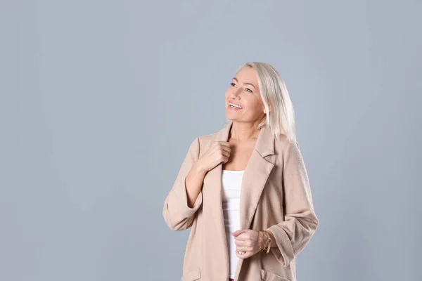 Retrato Una Hermosa Mujer Madura Sobre Fondo Gris Espacio Para — Foto de Stock