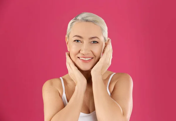 Retrato Una Hermosa Mujer Madura Sobre Fondo Rosa — Foto de Stock