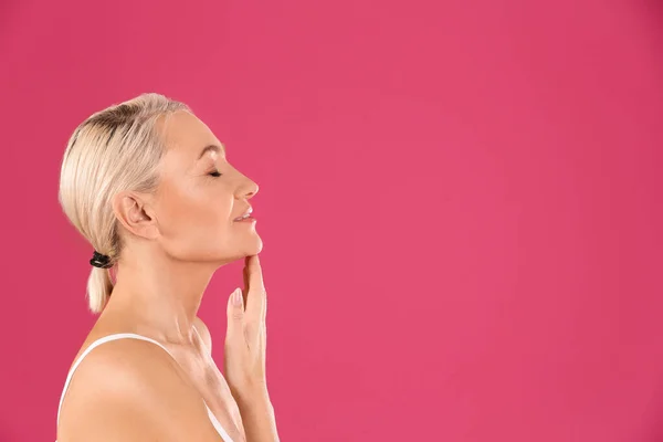 Retrato Una Hermosa Mujer Madura Sobre Fondo Rosa Espacio Para — Foto de Stock