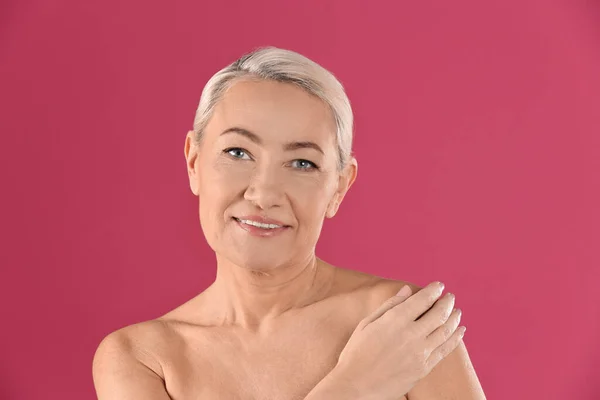 Retrato Una Hermosa Mujer Madura Sobre Fondo Rosa — Foto de Stock