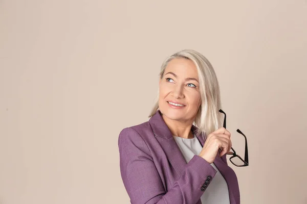 Retrato Una Hermosa Mujer Madura Con Gafas Sobre Fondo Beige —  Fotos de Stock