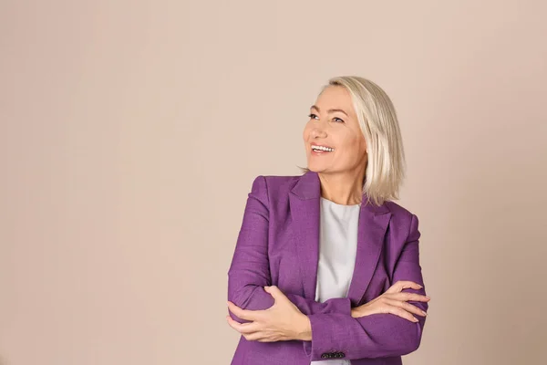 Retrato Una Hermosa Mujer Madura Sobre Fondo Beige Espacio Para —  Fotos de Stock