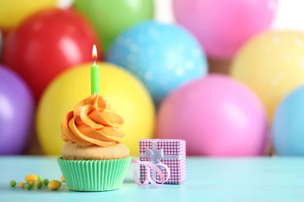 Delicioso Cupcake Cumpleaños Con Vela Encendida Regalo Mesa Madera Azul —  Fotos de Stock