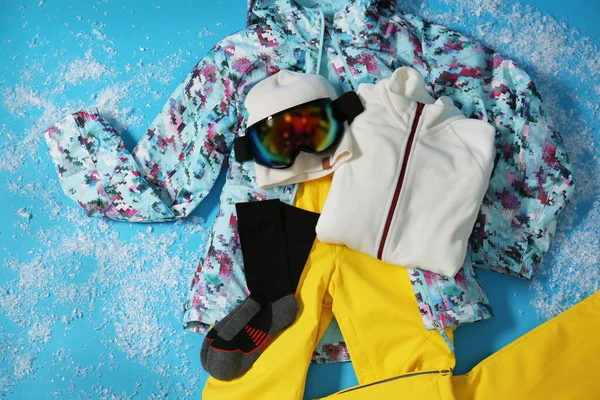 Vêtements Sport Hiver Élégants Sur Fond Bleu Clair Pose Plate — Photo