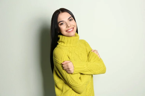 Jovem Mulher Vestindo Camisola Quente Fundo Claro Temporada Inverno — Fotografia de Stock